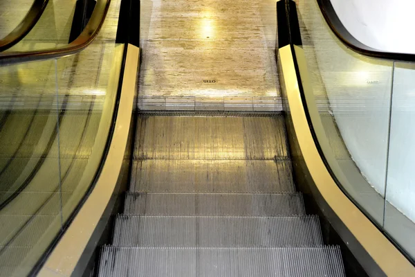 Escalera mecánica vacía — Foto de Stock