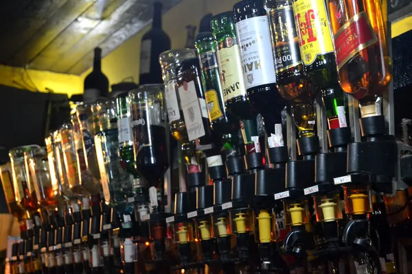 Flessen in de bar — Stockfoto