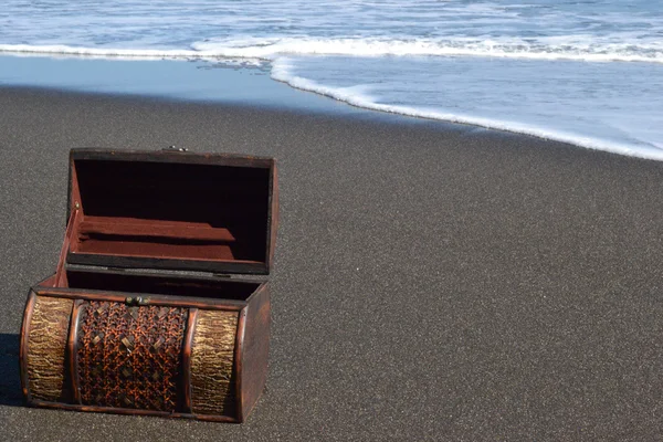 Brown chest on the beach — Stock Photo, Image