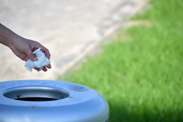 Hand throwing a paper in the trash — Stock Photo, Image