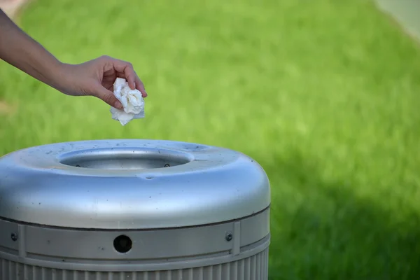 Kasta ett papper i papperskorgen — Stockfoto