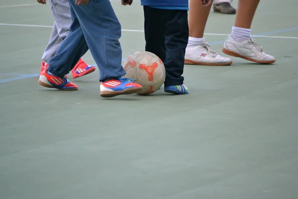 Niños jugando fútbol —  Fotos de Stock