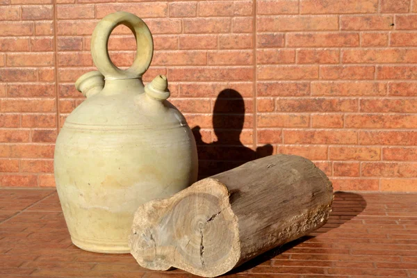 Jug and wooden trunk — Stock Photo, Image