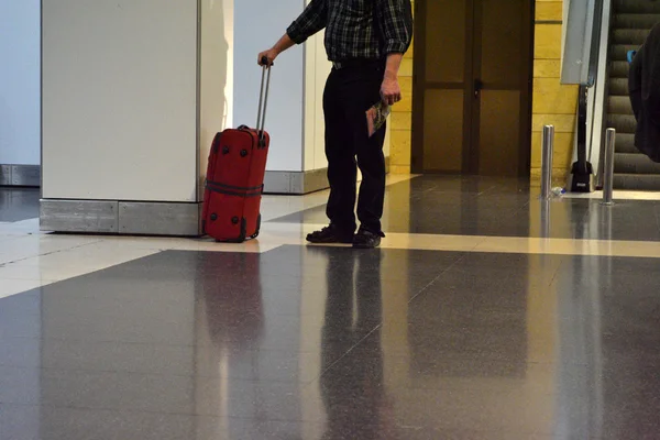 Emberek a bőröndöt, a repülőtéren — Stock Fotó