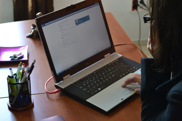 Woman working with computer — Stock Photo, Image