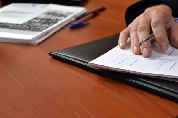 Geschäftsmann arbeitet im Büro — Stockfoto