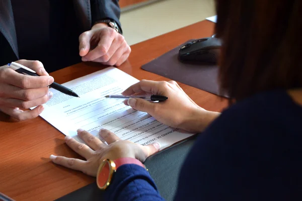 Two people in an office — Stock Photo, Image