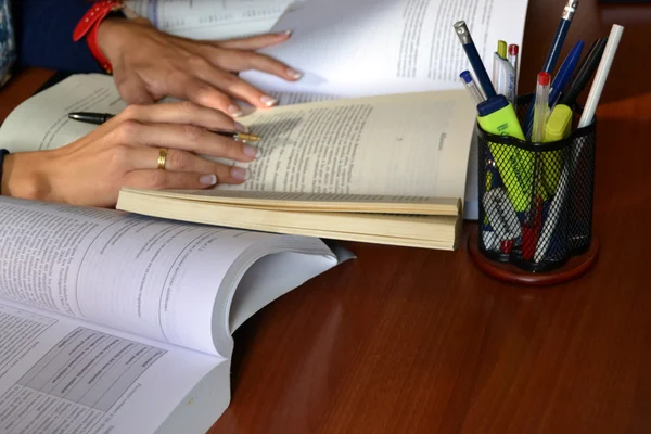 Businessfrau arbeitet im Büro — Stockfoto