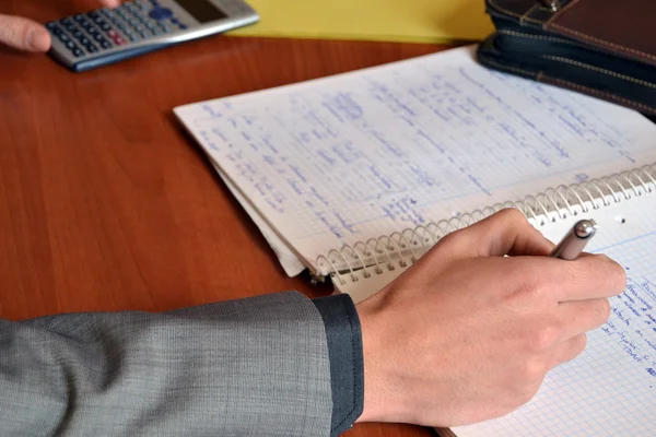 Geschäftsmann arbeitet in seinem Büro — Stockfoto