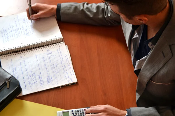 Homme travaillant dans le bureau — Photo