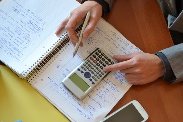 Uomo d'affari che lavora nel suo ufficio — Foto Stock