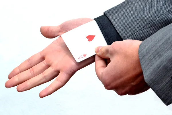 ビジネスの男性が保有するエースのカード — ストック写真