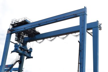 Üstünde belgili tanımlık rıhtım Vinçler