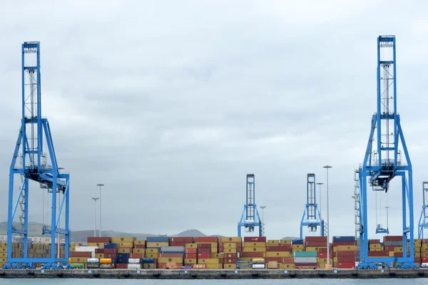 Grúas y contenedores en el muelle — Foto de Stock