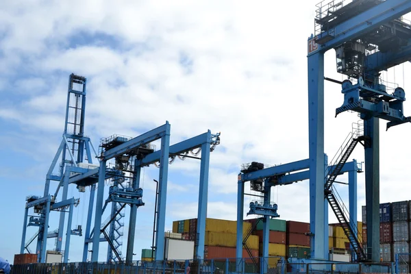 Grúas y contenedores en el muelle — Foto de Stock