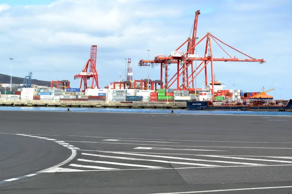 Grúas y contenedores en el muelle — Foto de Stock