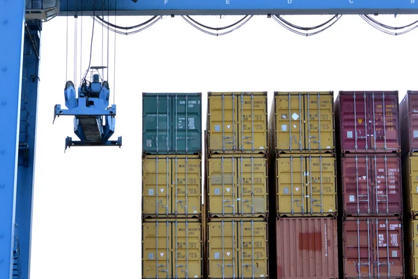 Grúas y contenedores en el muelle — Foto de Stock