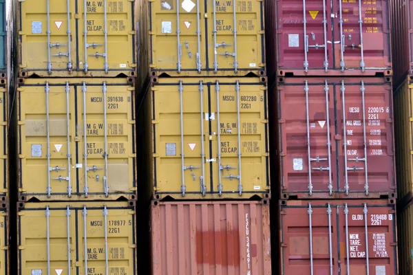 Kranar och containrar på bryggan — Stockfoto