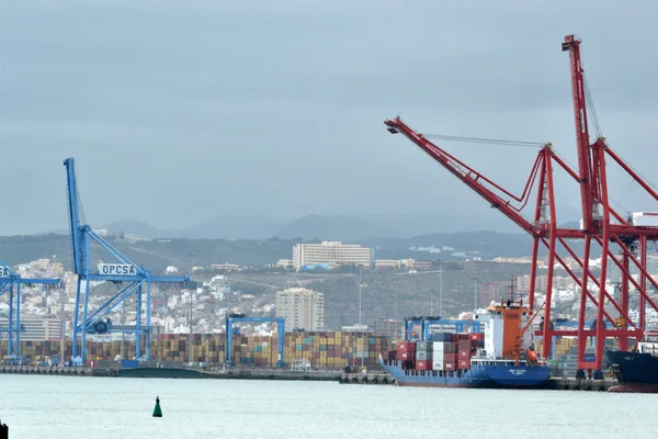 Kranen en container op het dok — Stockfoto