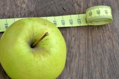 elma ve şerit metre