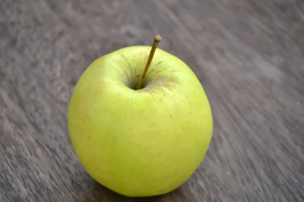 Apple på trä — Stockfoto