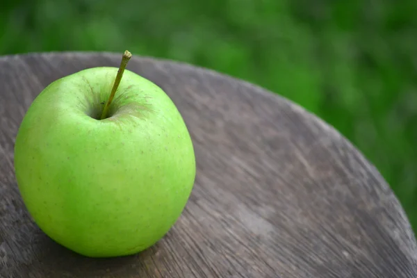 Apple op hout — Stockfoto