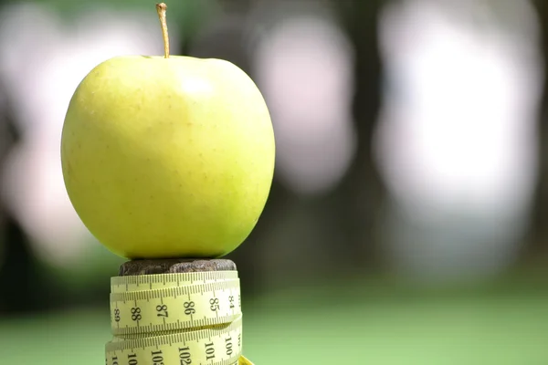 Apple och måttband — Stockfoto