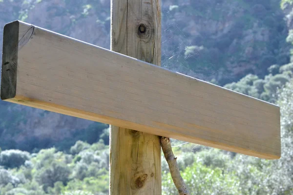 Segno di legno sulla strada — Foto Stock