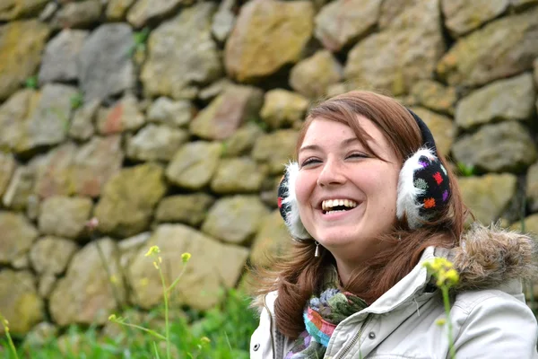 Giovane donna sorridente — Foto Stock