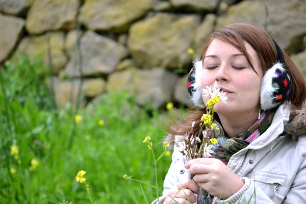 Ragazza che annusa un fiore — Foto Stock