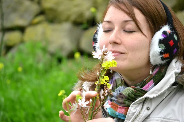 Mujer joven oliendo una flor —  Fotos de Stock