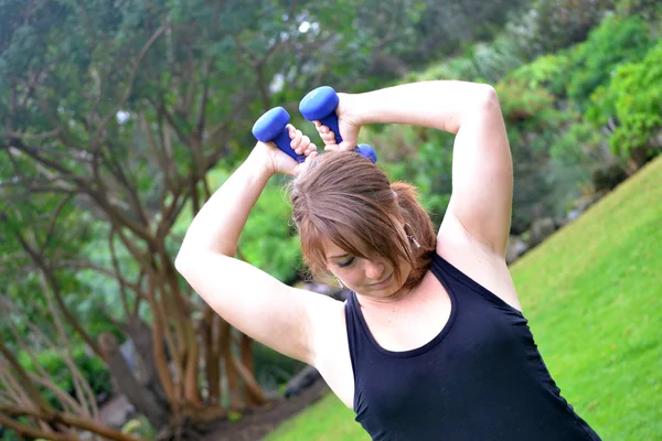 Mujer con mancuernas en el parque — Foto de Stock