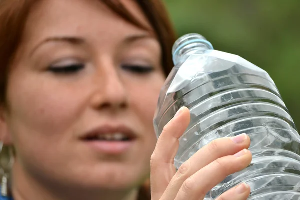 Mujer atleta beber agua —  Fotos de Stock