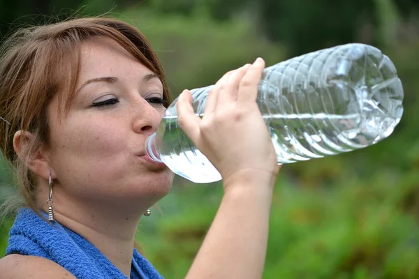 女性アスリート飲料水 — ストック写真