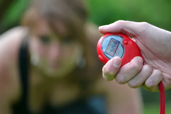 Kadın egzersiz yapıyor.