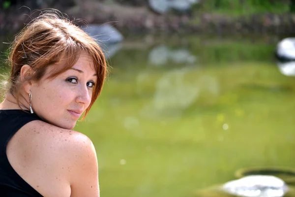 Menina posando com fundo do lago — Fotografia de Stock