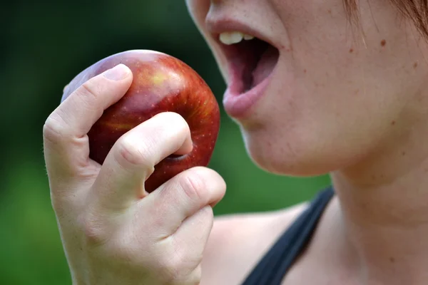 Giovane donna che mangia una mela — Foto Stock