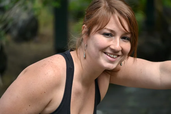 Mulher sorrindo no parque — Fotografia de Stock