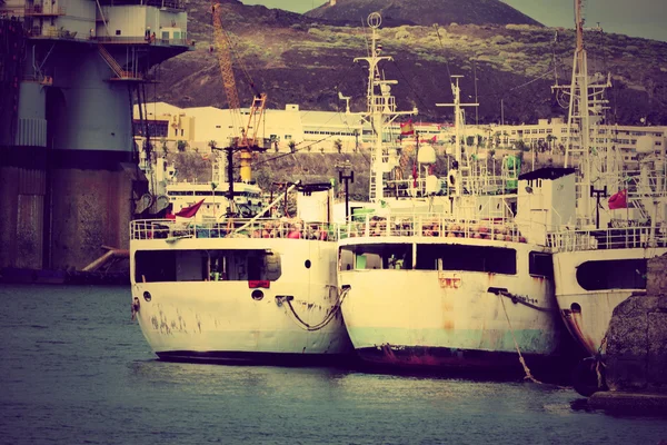 Tre båtar i dock — Stockfoto