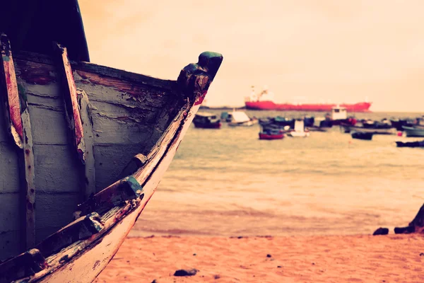 Viejo barco de pesca en la playa — Foto de Stock