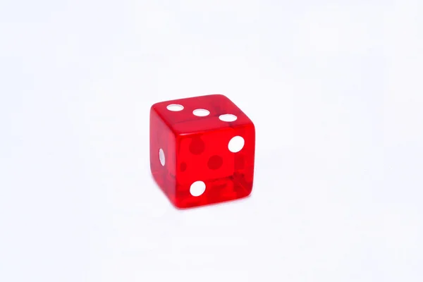 白色背景的红色骰子 — 图库照片