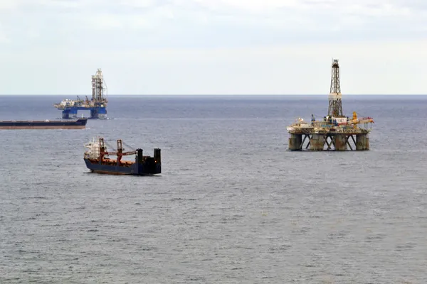 Duas plataformas petrolíferas e dois navios no mar — Fotografia de Stock