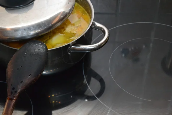 Cozinhar panela em uma placa — Fotografia de Stock