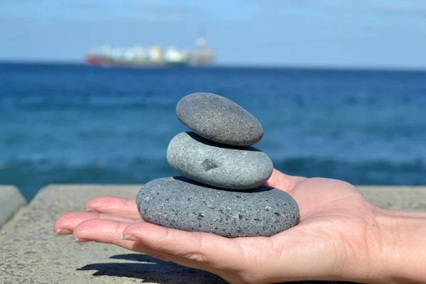 Piedras Zen en mano — Foto de Stock