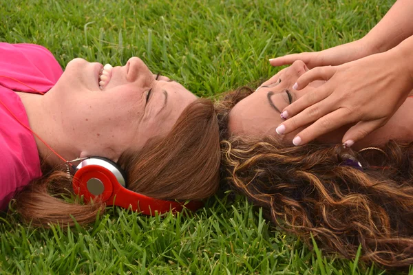 Amigos escuchando música en el parque — Foto de Stock