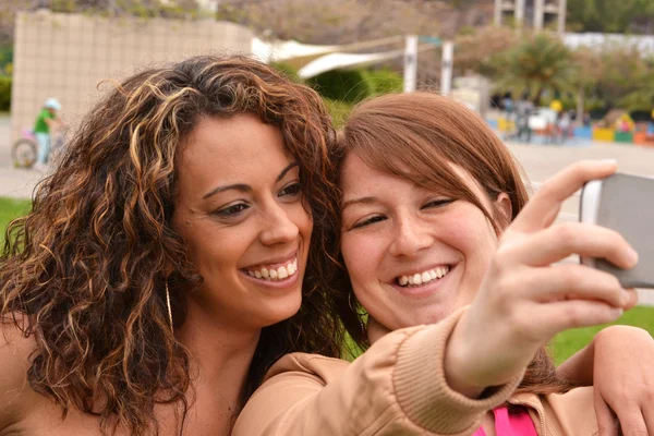 Amigos tirando foto com câmera telefone — Fotografia de Stock