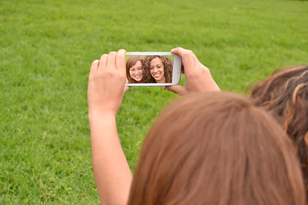 Friends taking picture wich camera phone — Stock Photo, Image