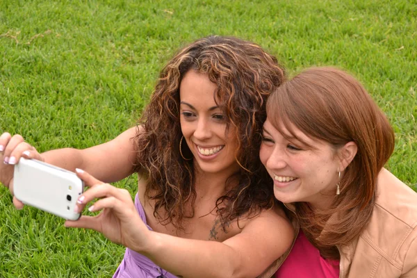 Friends taking picture wich camera phone — Stock Photo, Image