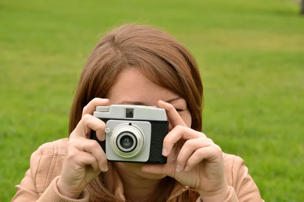 若い女性が、古いカメラで写真を撮る — ストック写真