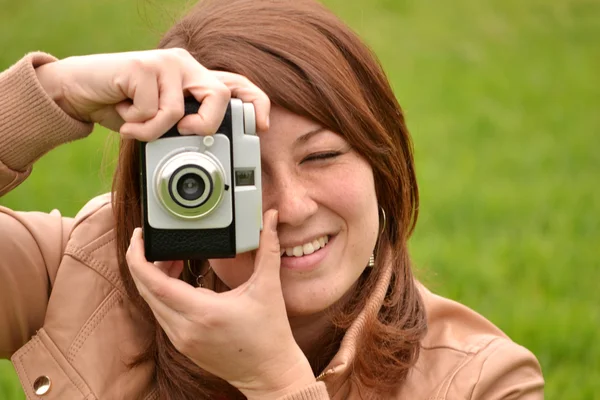 Young woman taking pictures with an old camera — Stock Photo, Image